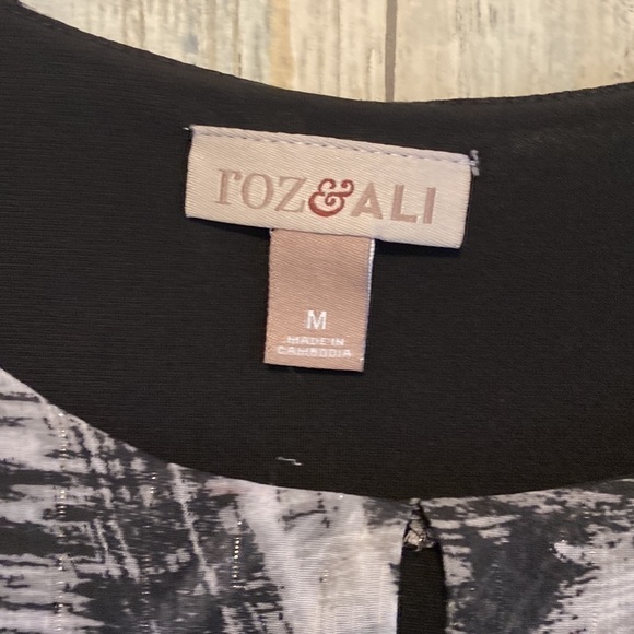 Roz & Ali Black & Silver Sleeveless Hi-Lo Blouse | Size medium - Picture 4 of 9